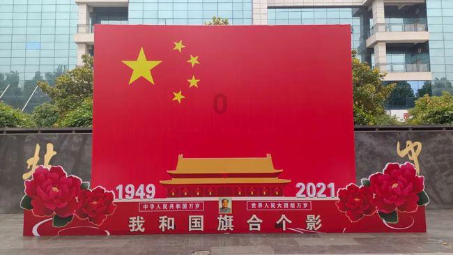全球畅销超3000万册,这段“禁忌之爱”如何成为世界经典?